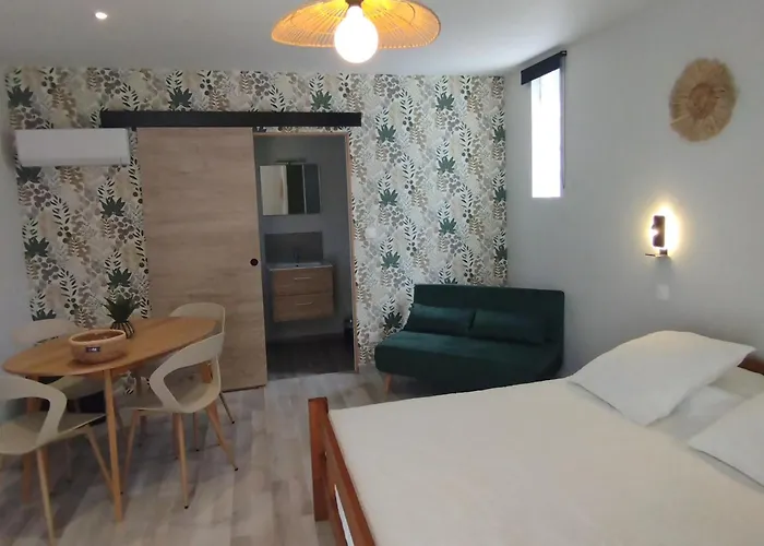 Entre Canal Et Garrigue Bed and Breakfast