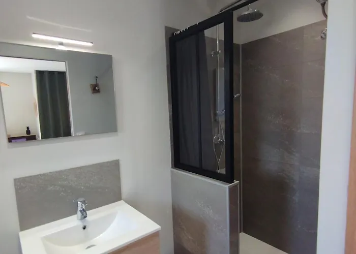 Entre Canal Et Garrigue Bed and Breakfast