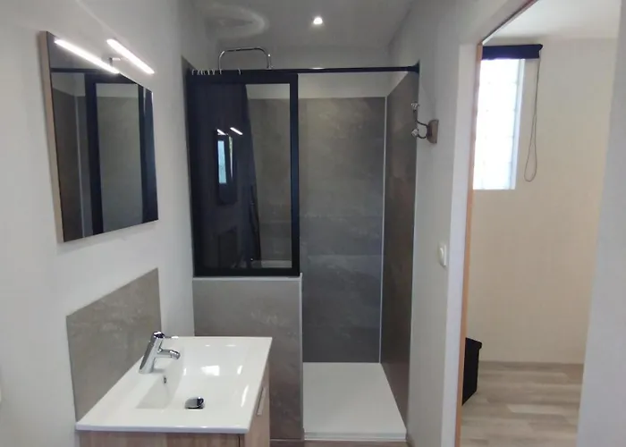 Entre Canal Et Garrigue Bed and Breakfast 3*