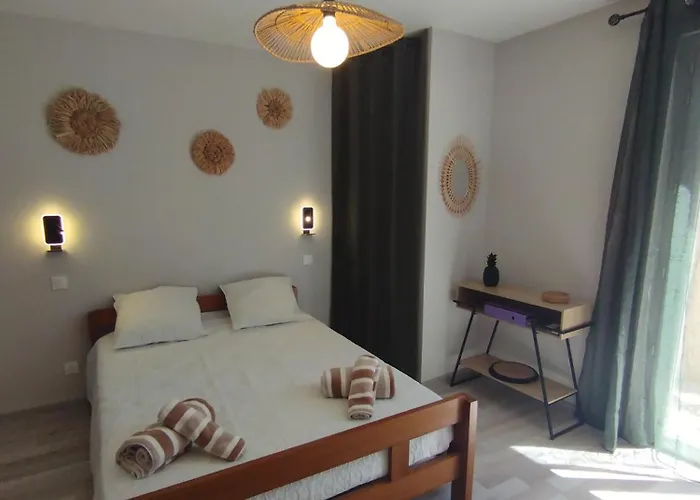 Entre Canal Et Garrigue Bed and Breakfast