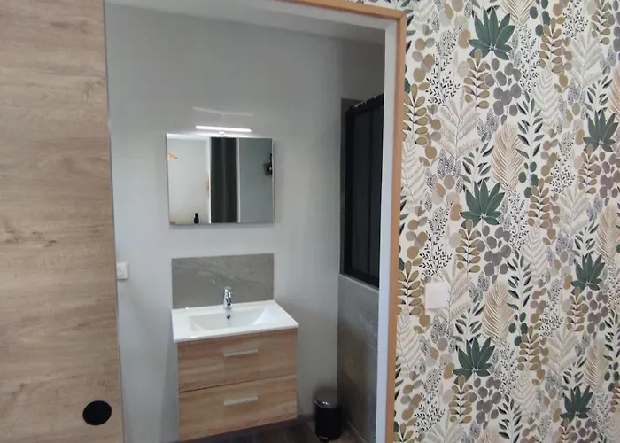 Entre Canal Et Garrigue Bed and Breakfast 3*